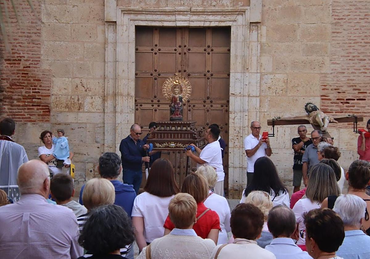 Numerosos vecinos participaron en el traslado del Cristo y la Virgen de Castilviejo a su ermita