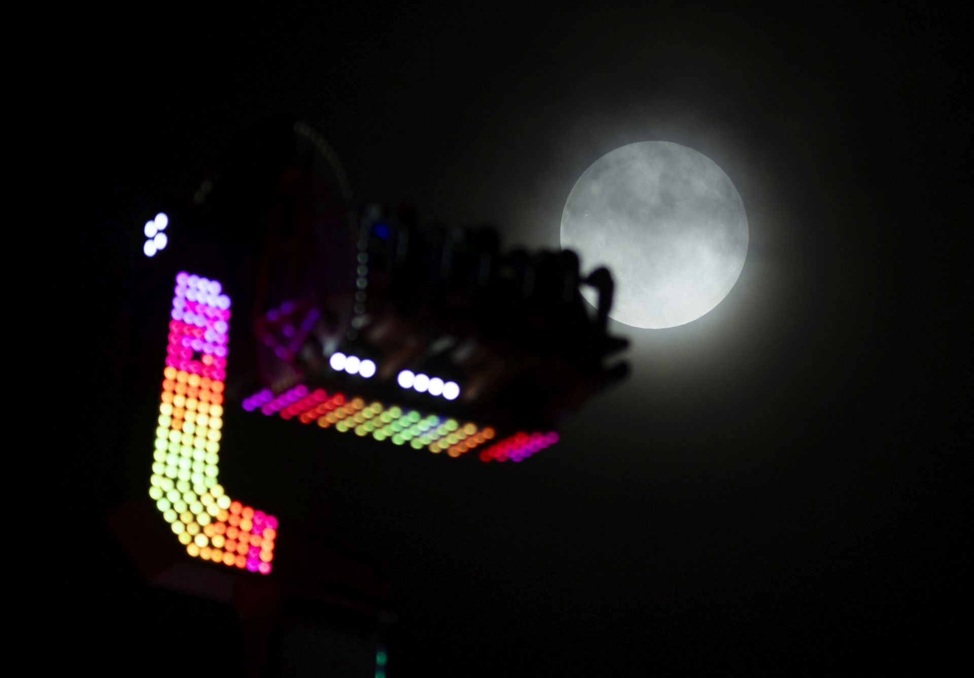 La luna llena y los fuegos artificiales se funden en la noche festiva de Valladolid