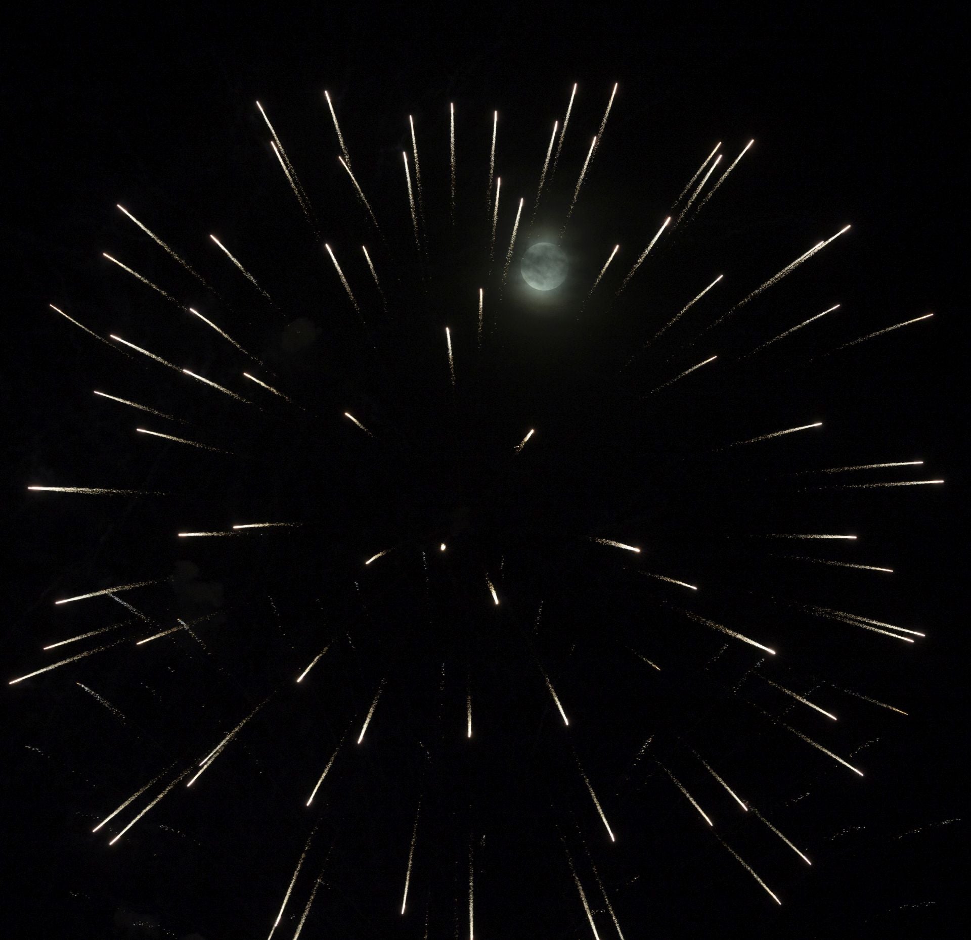 La luna llena y los fuegos artificiales se funden en la noche festiva de Valladolid