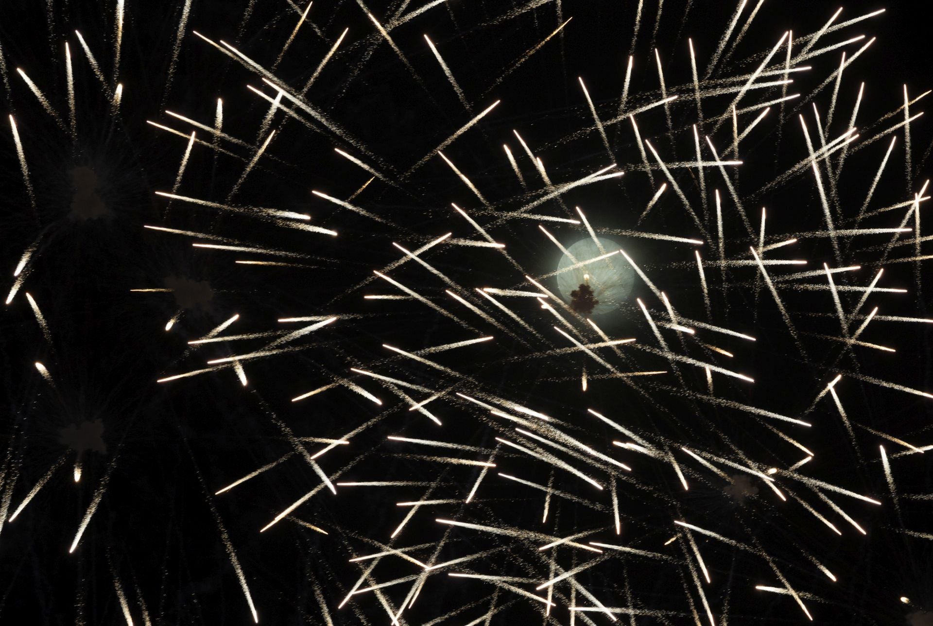 La luna llena y los fuegos artificiales se funden en la noche festiva de Valladolid
