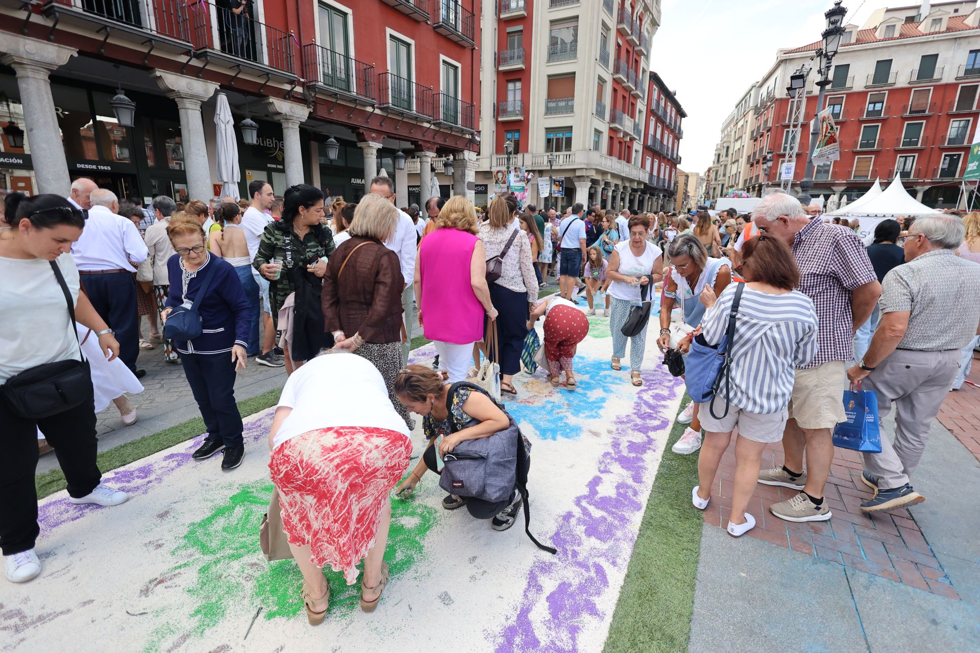 Las imágenes de la procesión, la pisada de la alfombra floral y la misa en honor a la Virgen de San Lorenzo