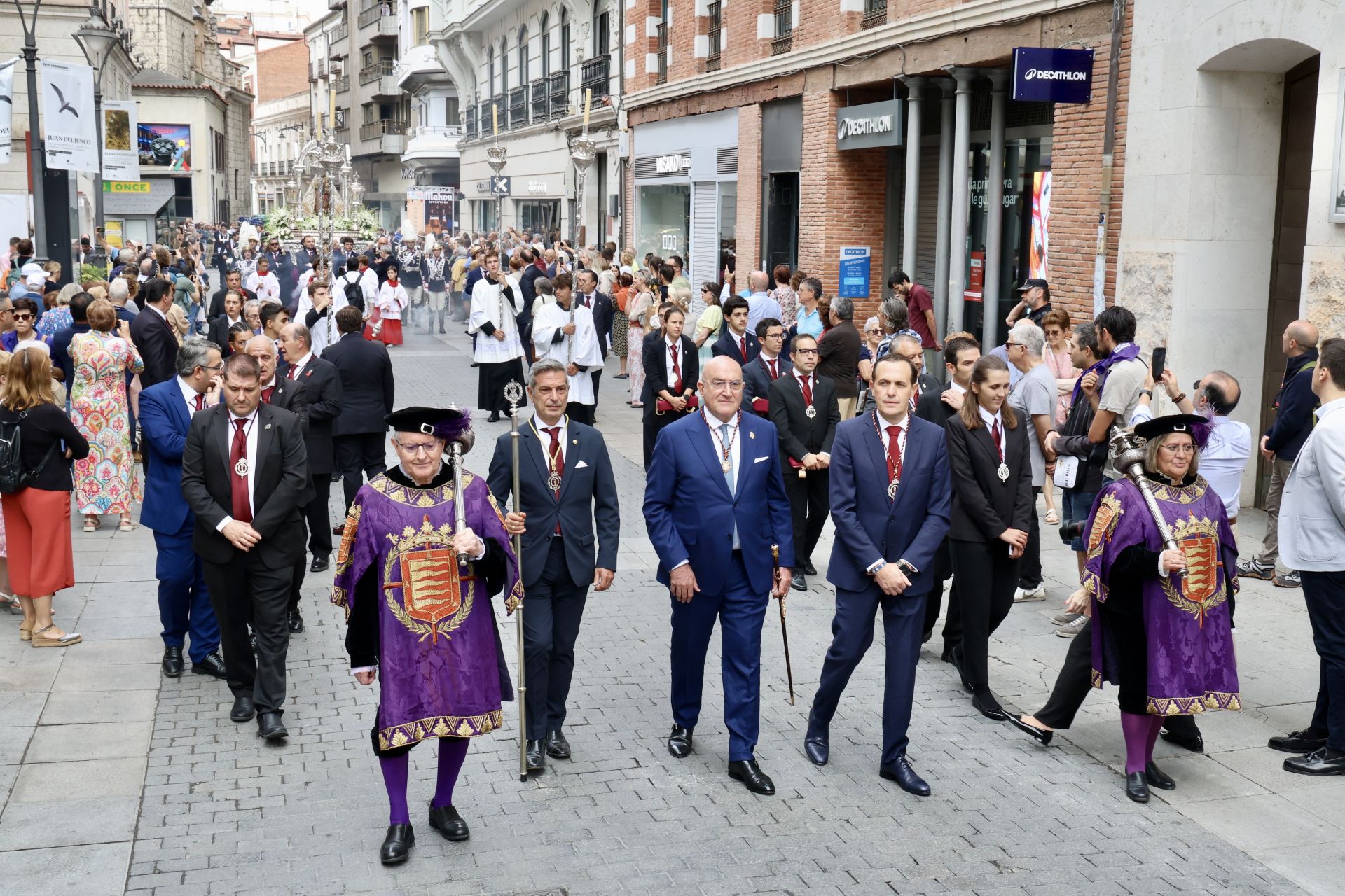 Las imágenes de la procesión, la pisada de la alfombra floral y la misa en honor a la Virgen de San Lorenzo