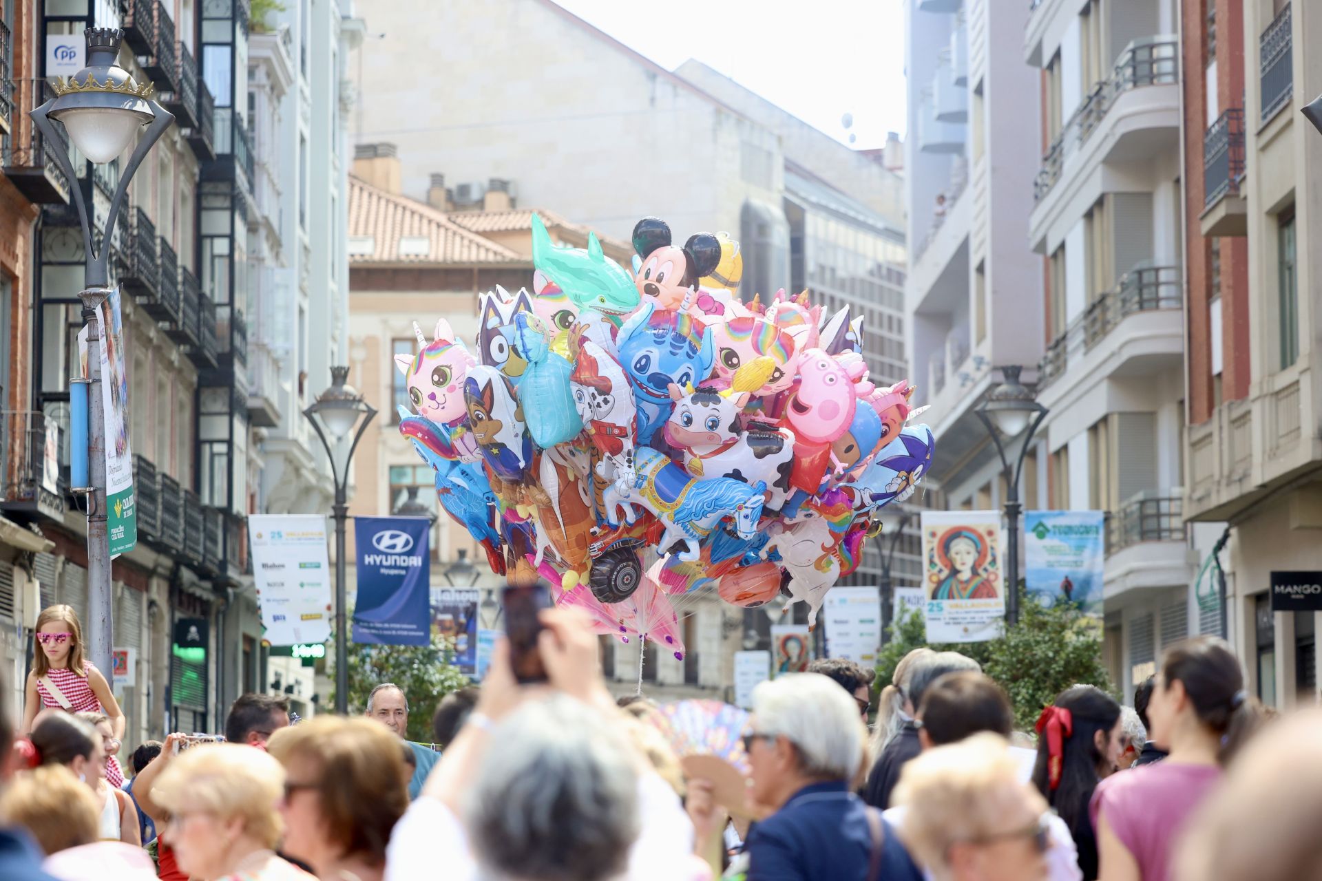 Las imágenes de la procesión, la pisada de la alfombra floral y la misa en honor a la Virgen de San Lorenzo