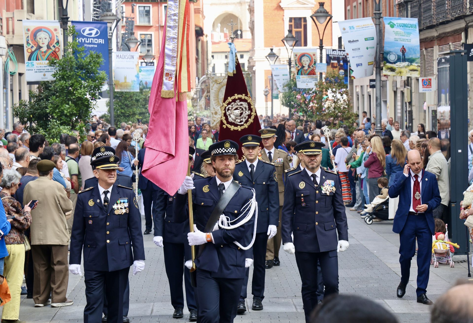 Las imágenes de la procesión, la pisada de la alfombra floral y la misa en honor a la Virgen de San Lorenzo