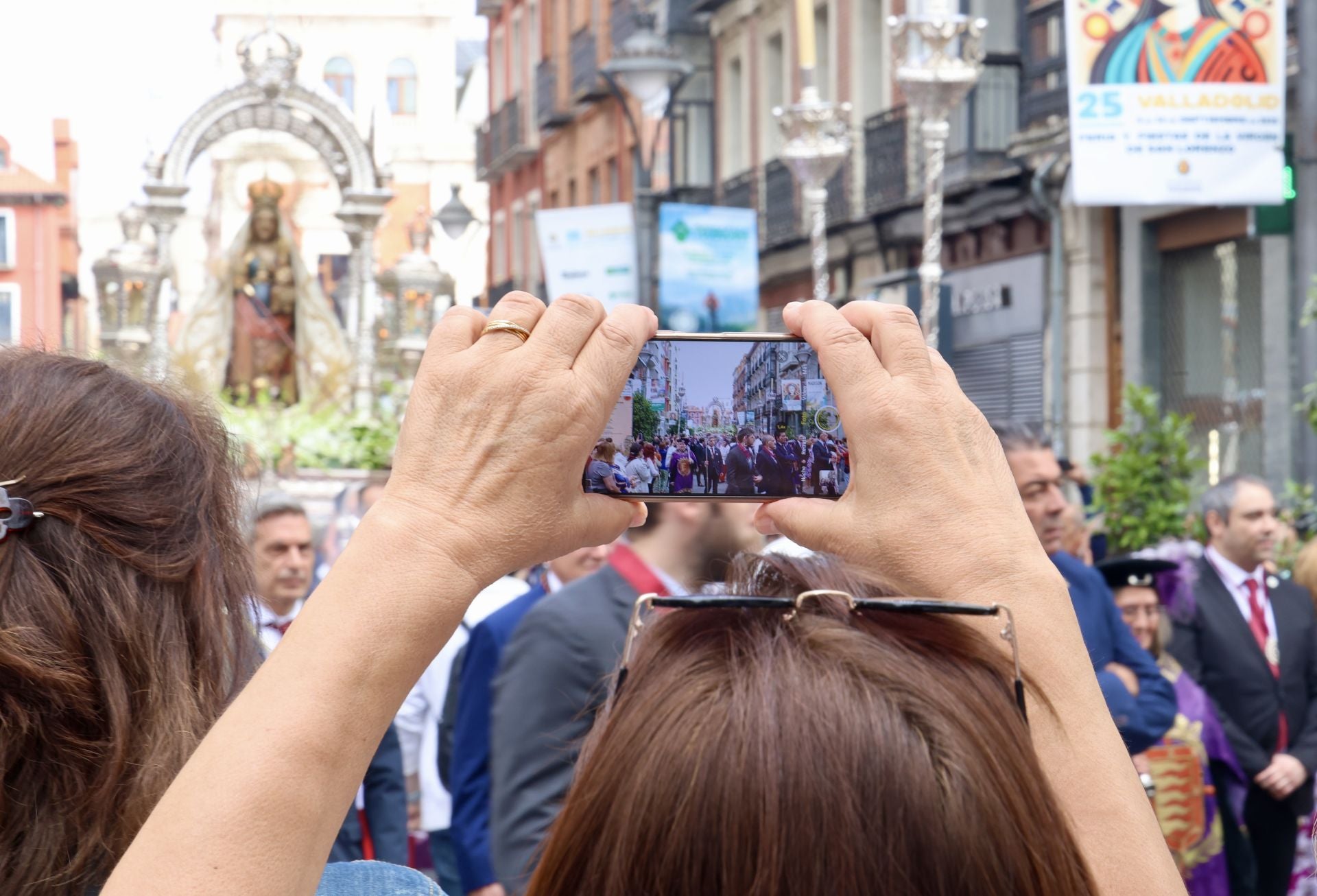 Las imágenes de la procesión, la pisada de la alfombra floral y la misa en honor a la Virgen de San Lorenzo