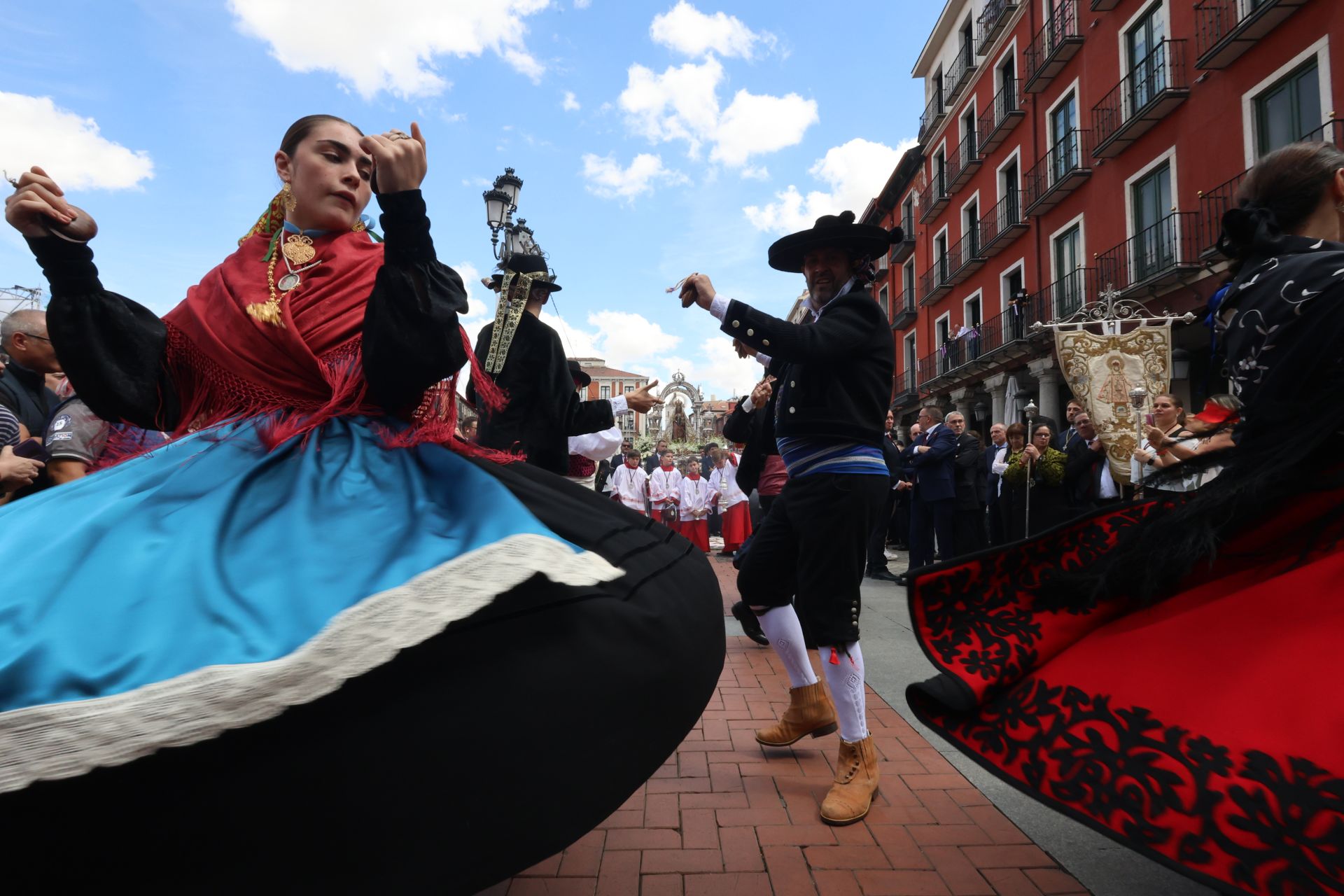 Las imágenes de la procesión, la pisada de la alfombra floral y la misa en honor a la Virgen de San Lorenzo