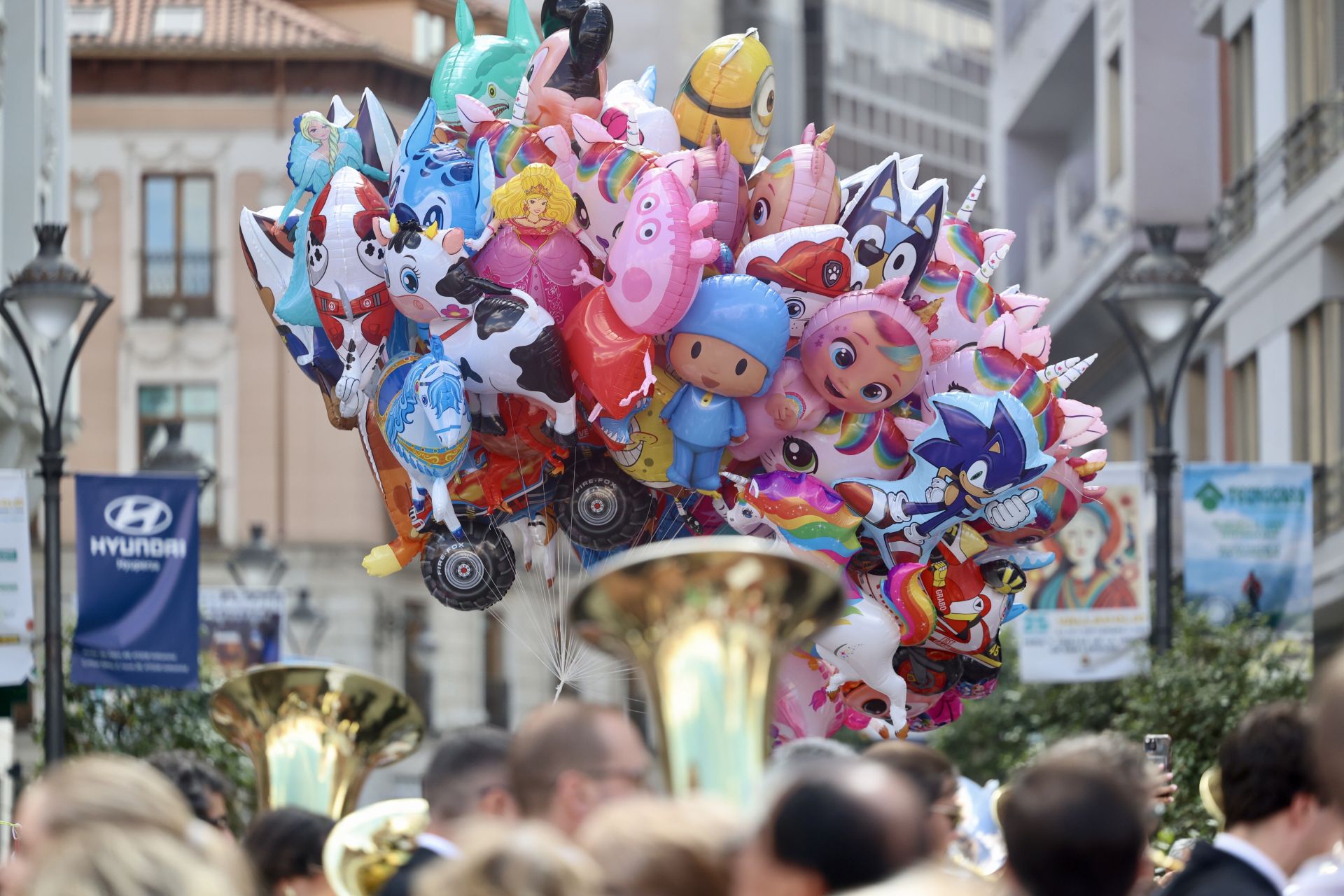 Las imágenes de la procesión, la pisada de la alfombra floral y la misa en honor a la Virgen de San Lorenzo
