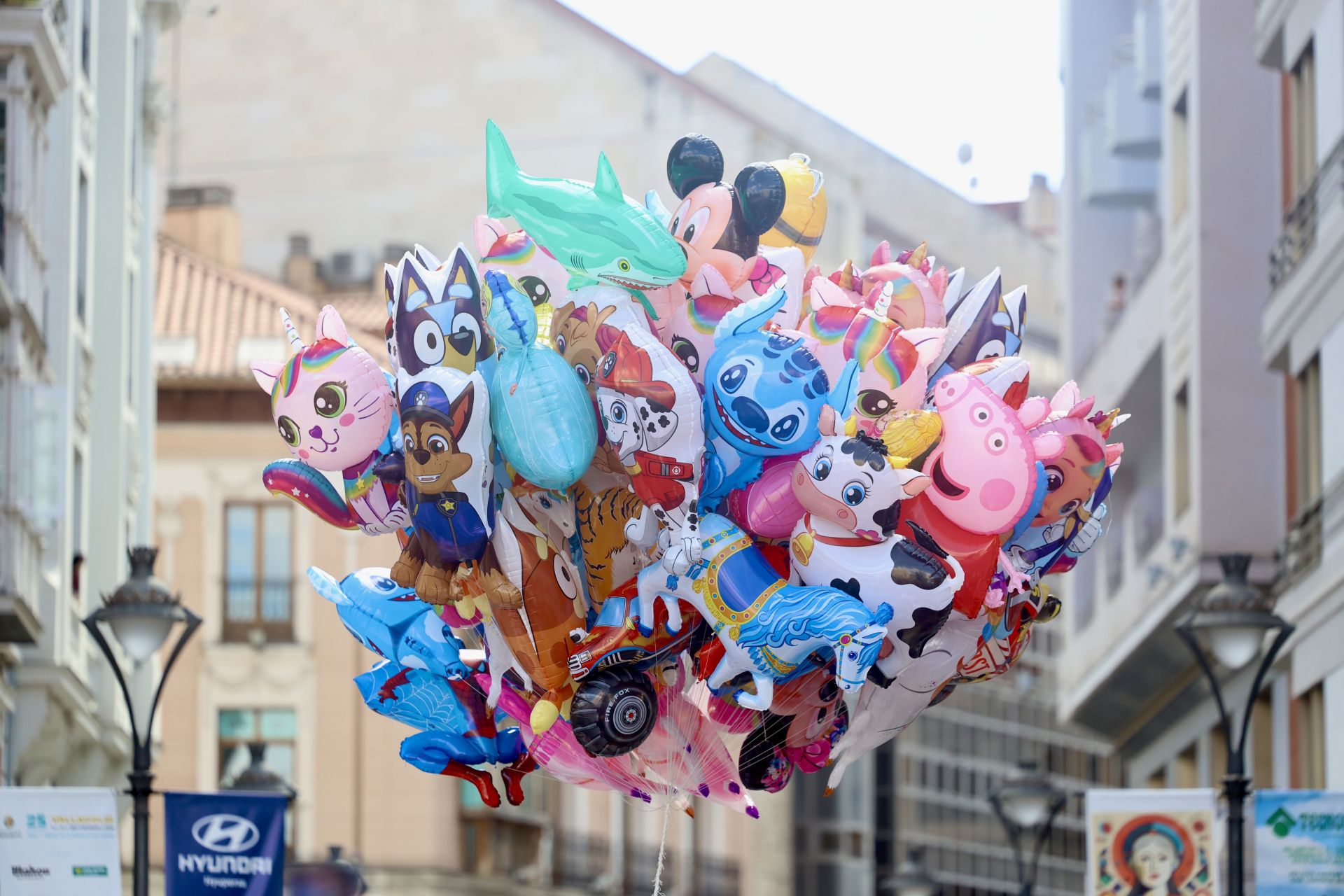 Las imágenes de la procesión, la pisada de la alfombra floral y la misa en honor a la Virgen de San Lorenzo