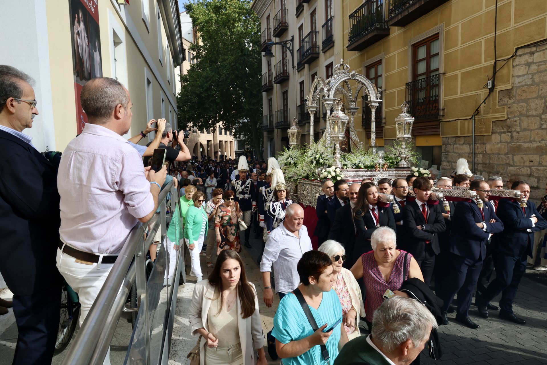 Las imágenes de la procesión, la pisada de la alfombra floral y la misa en honor a la Virgen de San Lorenzo