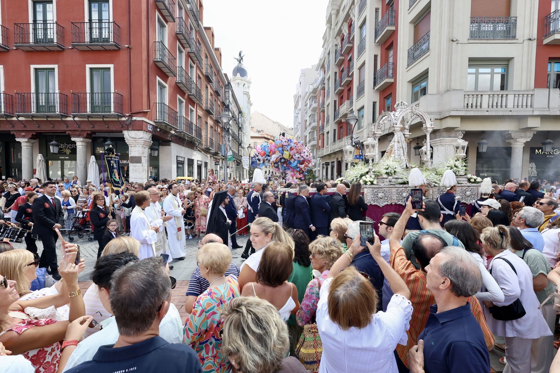 Las imágenes de la procesión, la pisada de la alfombra floral y la misa en honor a la Virgen de San Lorenzo