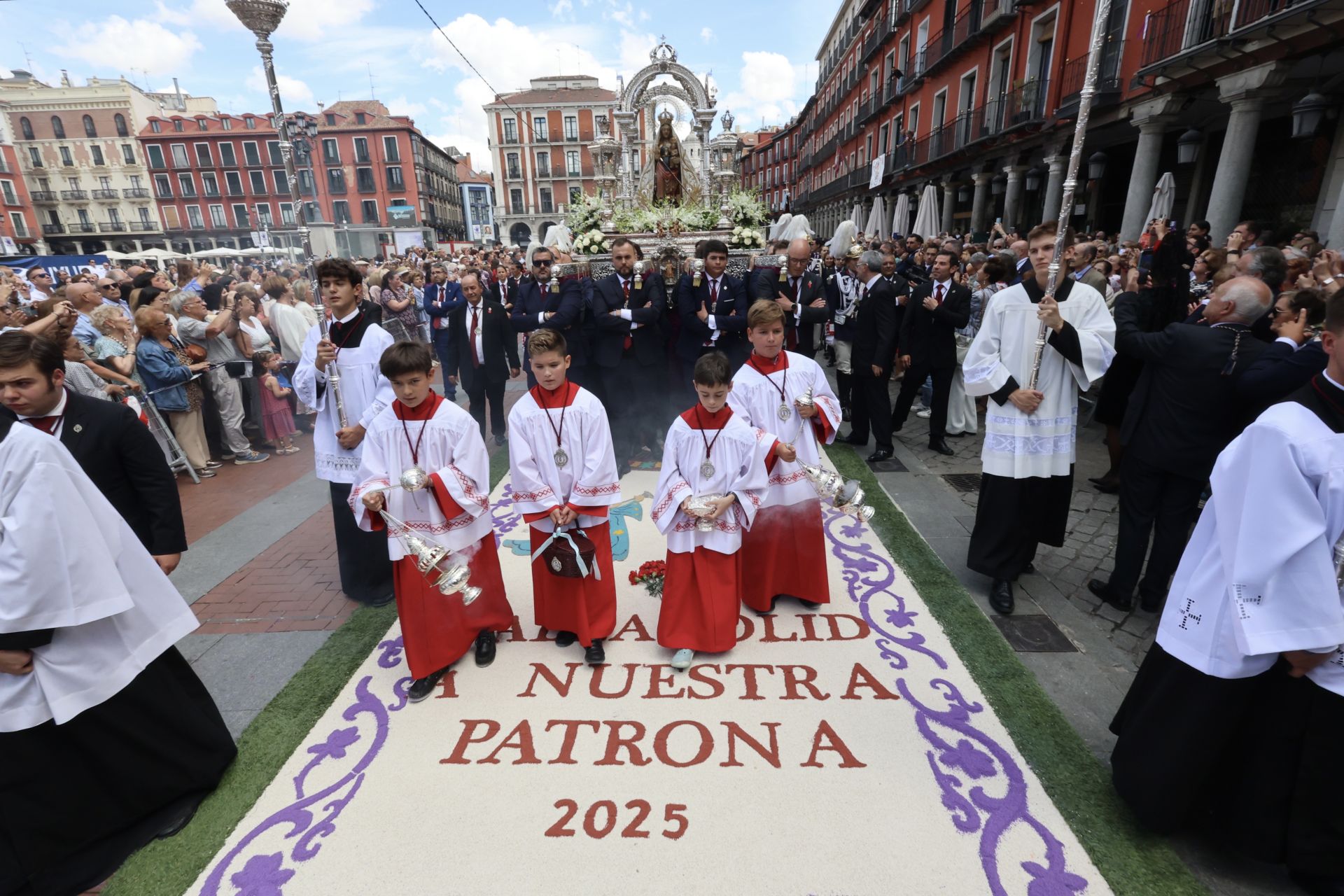 Las imágenes de la procesión, la pisada de la alfombra floral y la misa en honor a la Virgen de San Lorenzo