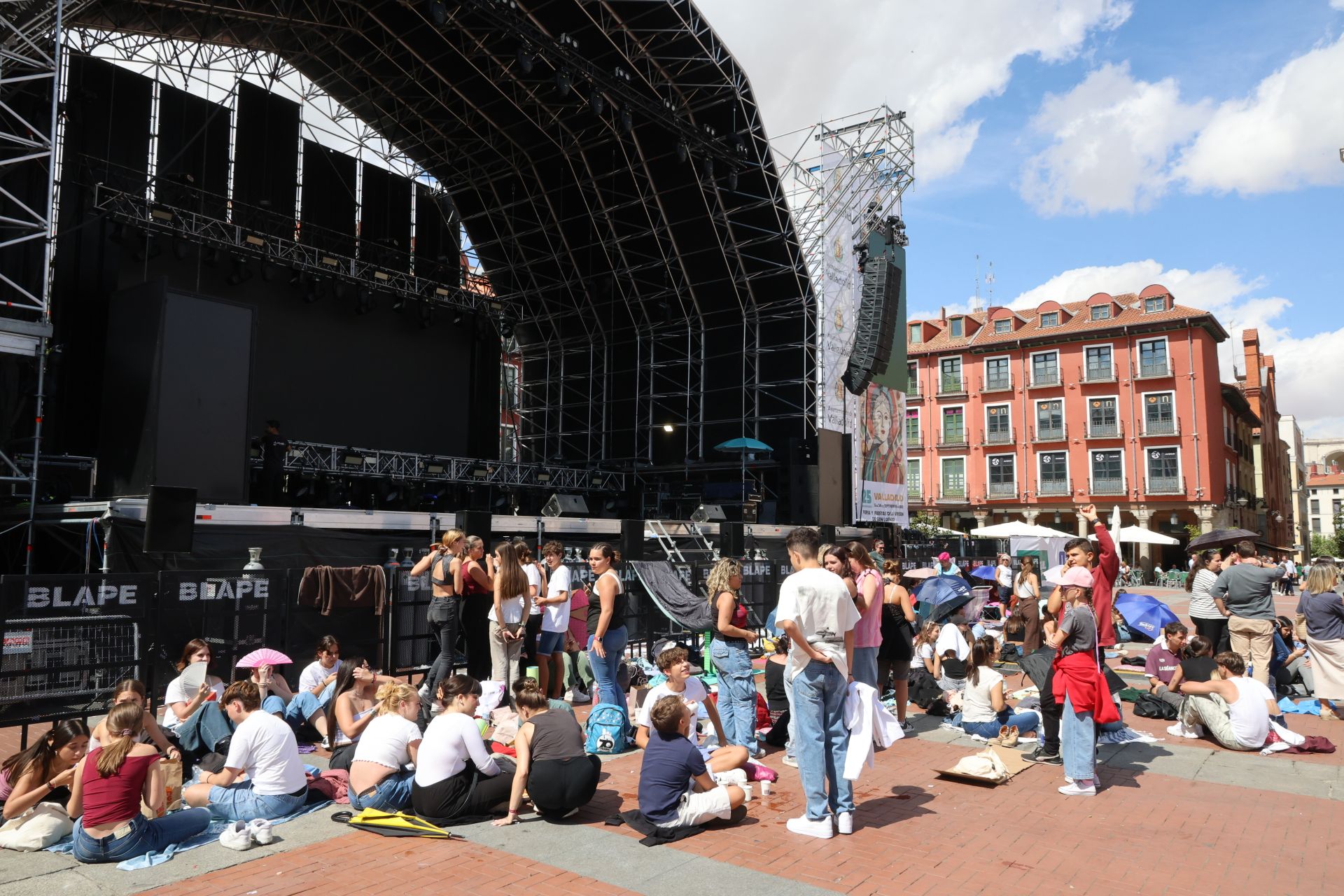 Los fans de Dani Fernández acampan en la Plaza Mayor horas antes de su concierto en Valladolid