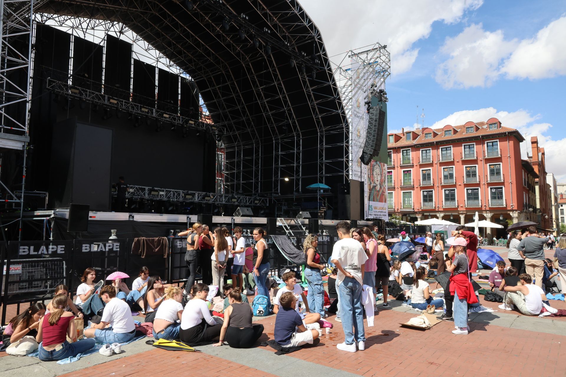 Los fans de Dani Fernández acampan en la Plaza Mayor horas antes de su concierto en Valladolid