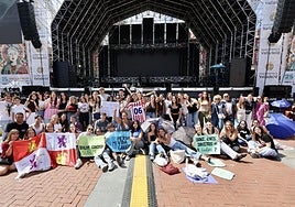 Los fans de Dani Fernández acampan en la Plaza Mayor horas antes de su concierto en Valladolid