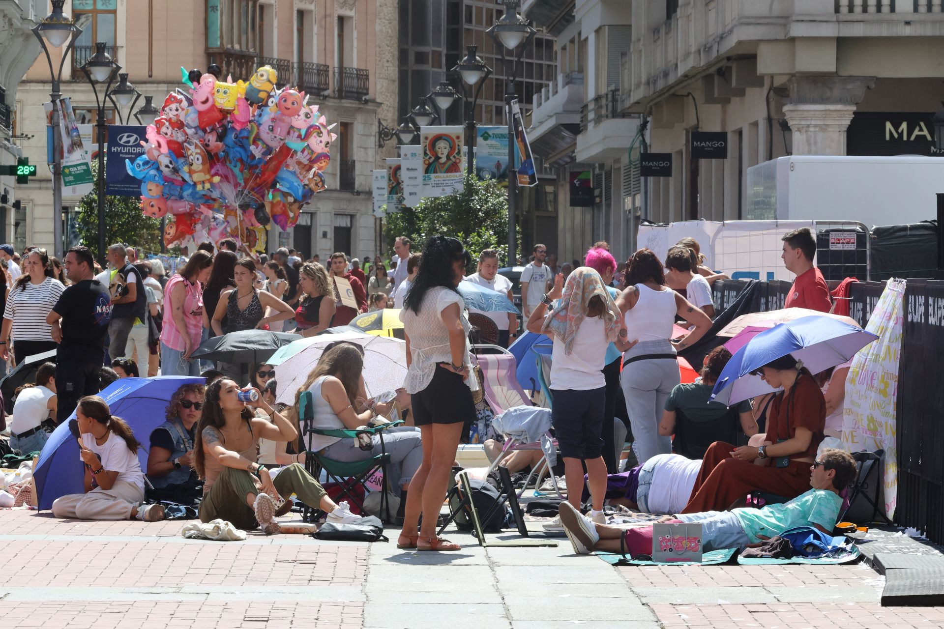 Los fans de Dani Fernández acampan en la Plaza Mayor horas antes de su concierto en Valladolid