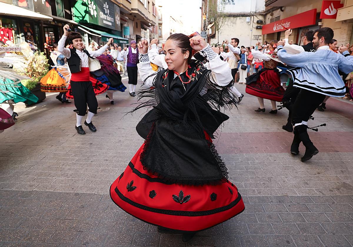 El folklore llega a las calles de Valladolid.