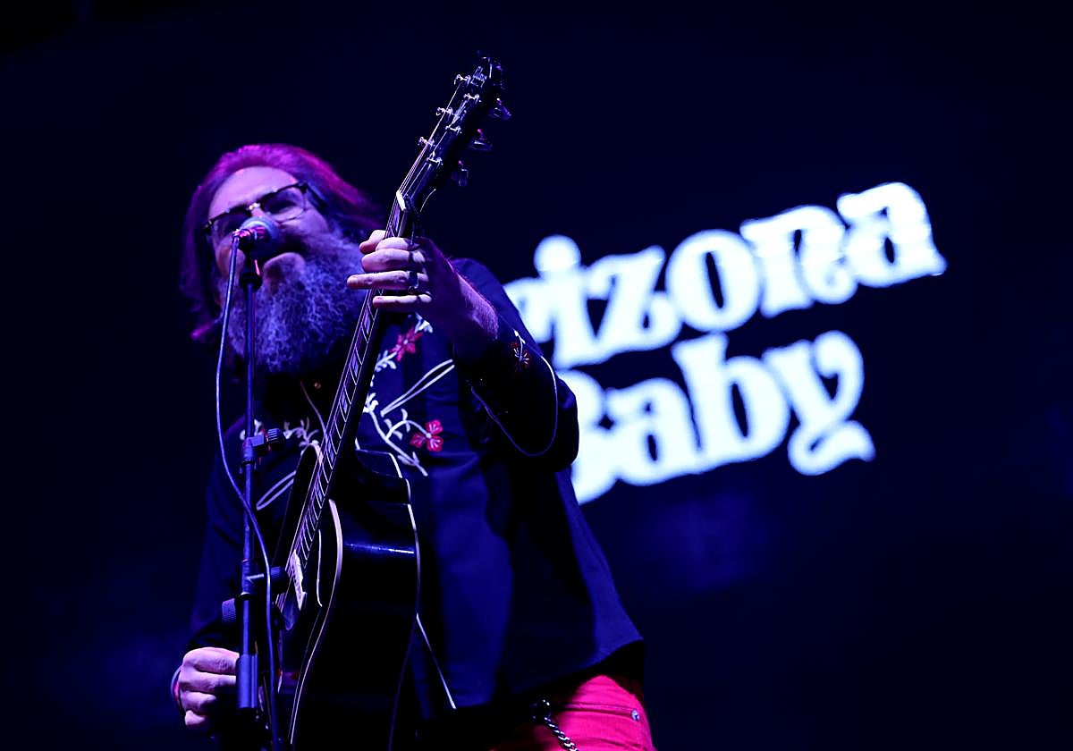 El cantante de Arizona Baby durante el concierto.