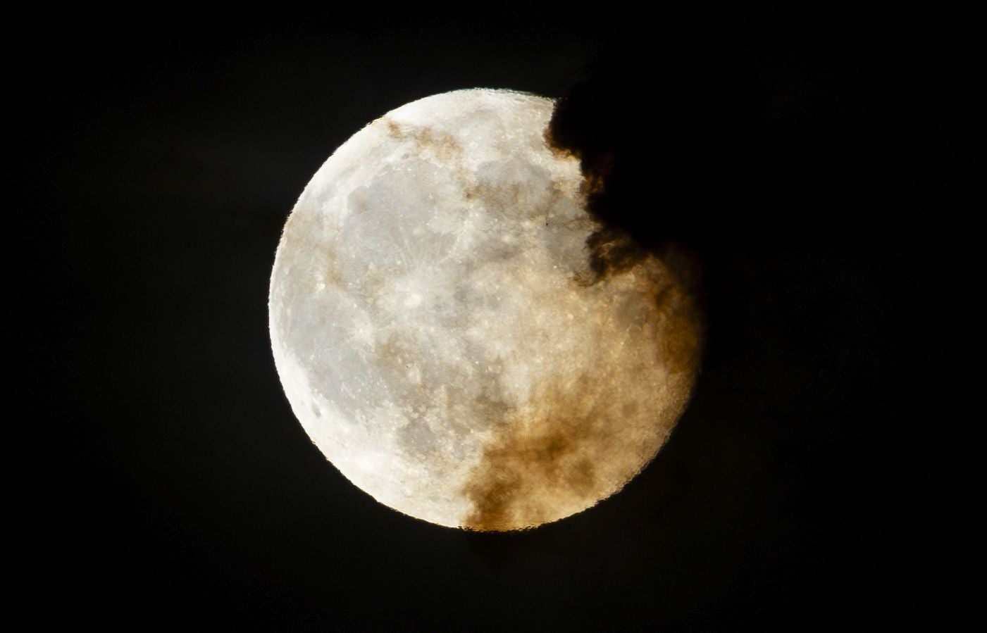 Los fuegos artificiales inundan una noche más el cielo de Valladolid