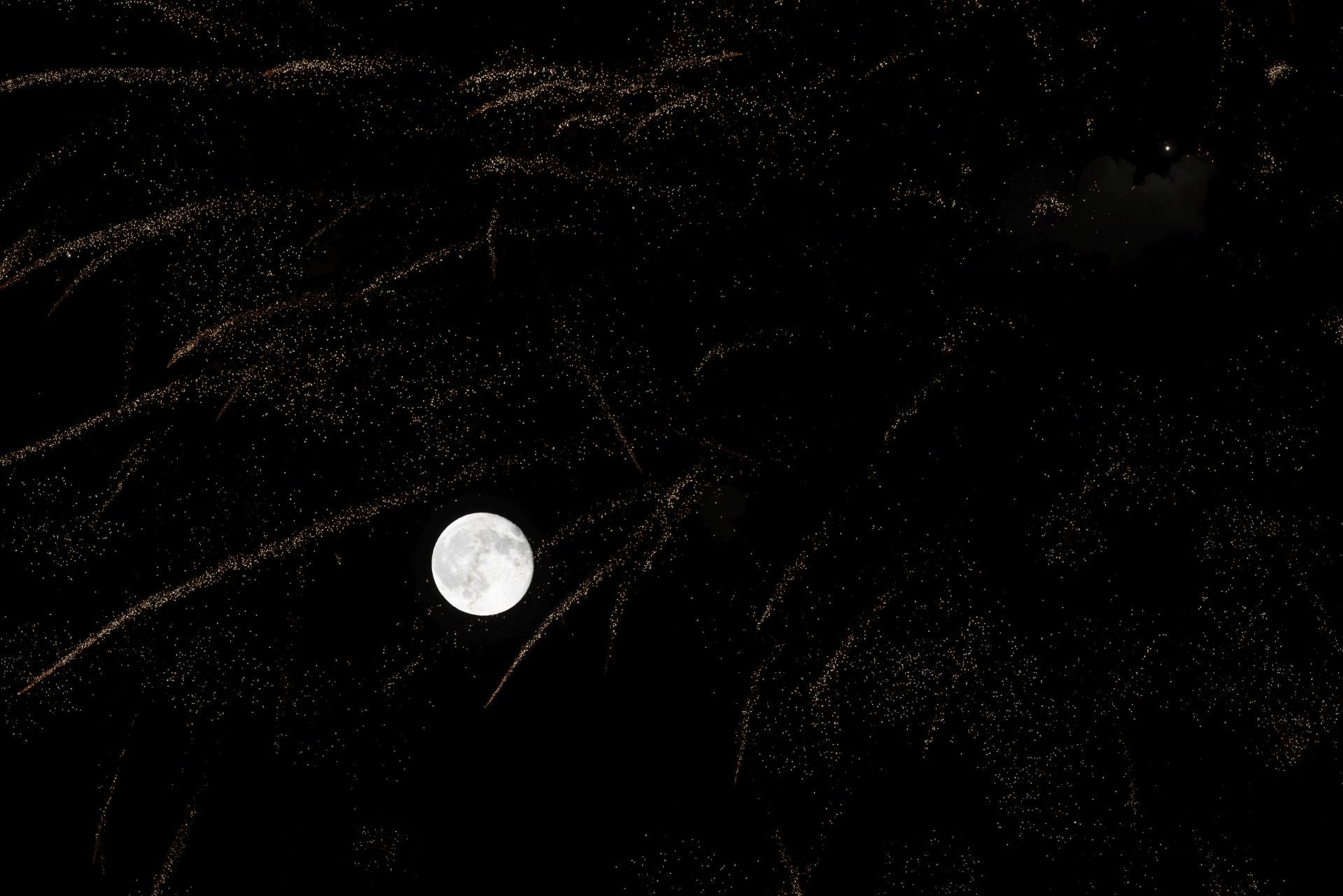 Los fuegos artificiales inundan una noche más el cielo de Valladolid