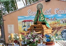 La Virgen de Carejas de Paredes protege a los niños bajo su manto