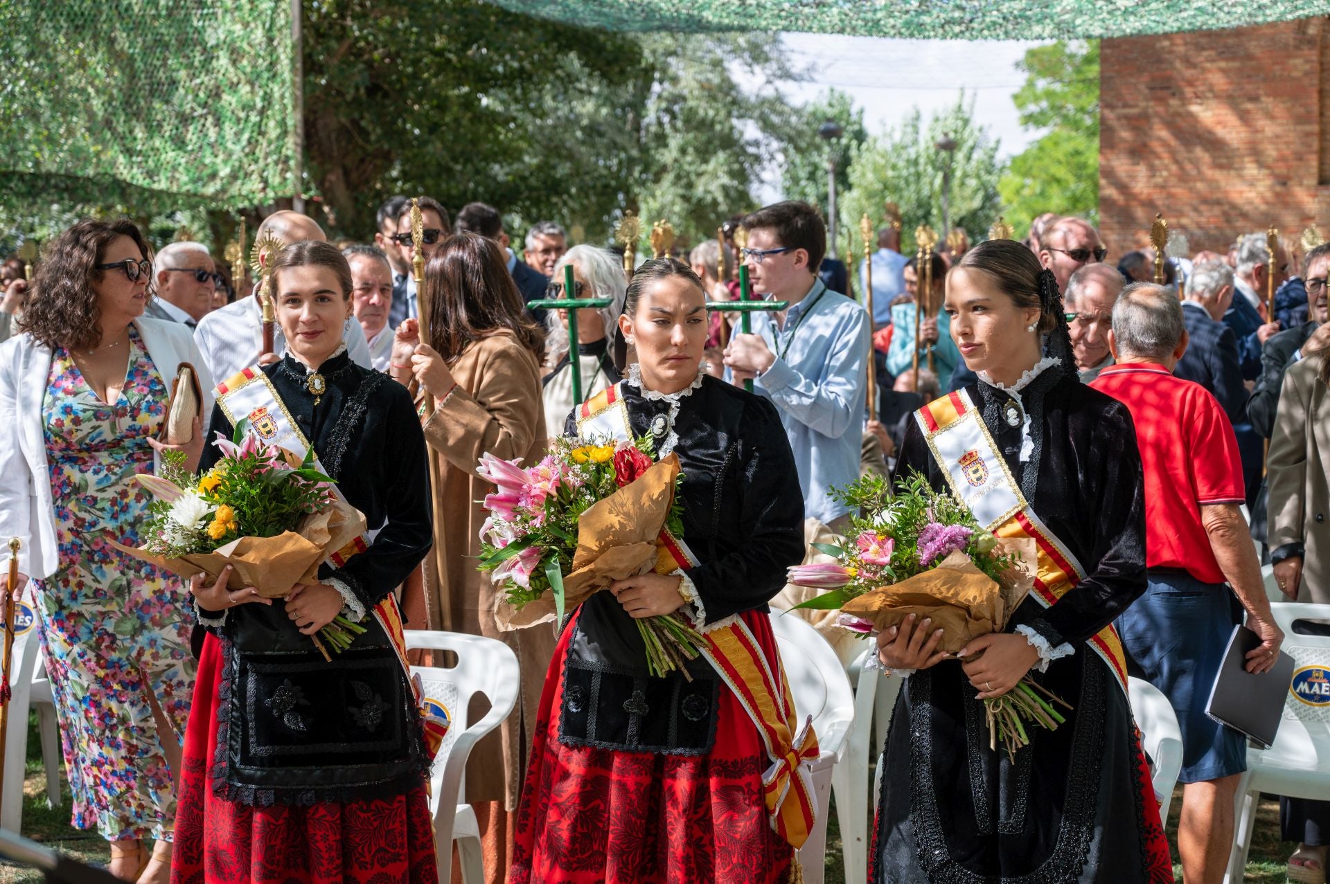 La Virgen de Carejas de Paredes protege a los niños bajo su manto