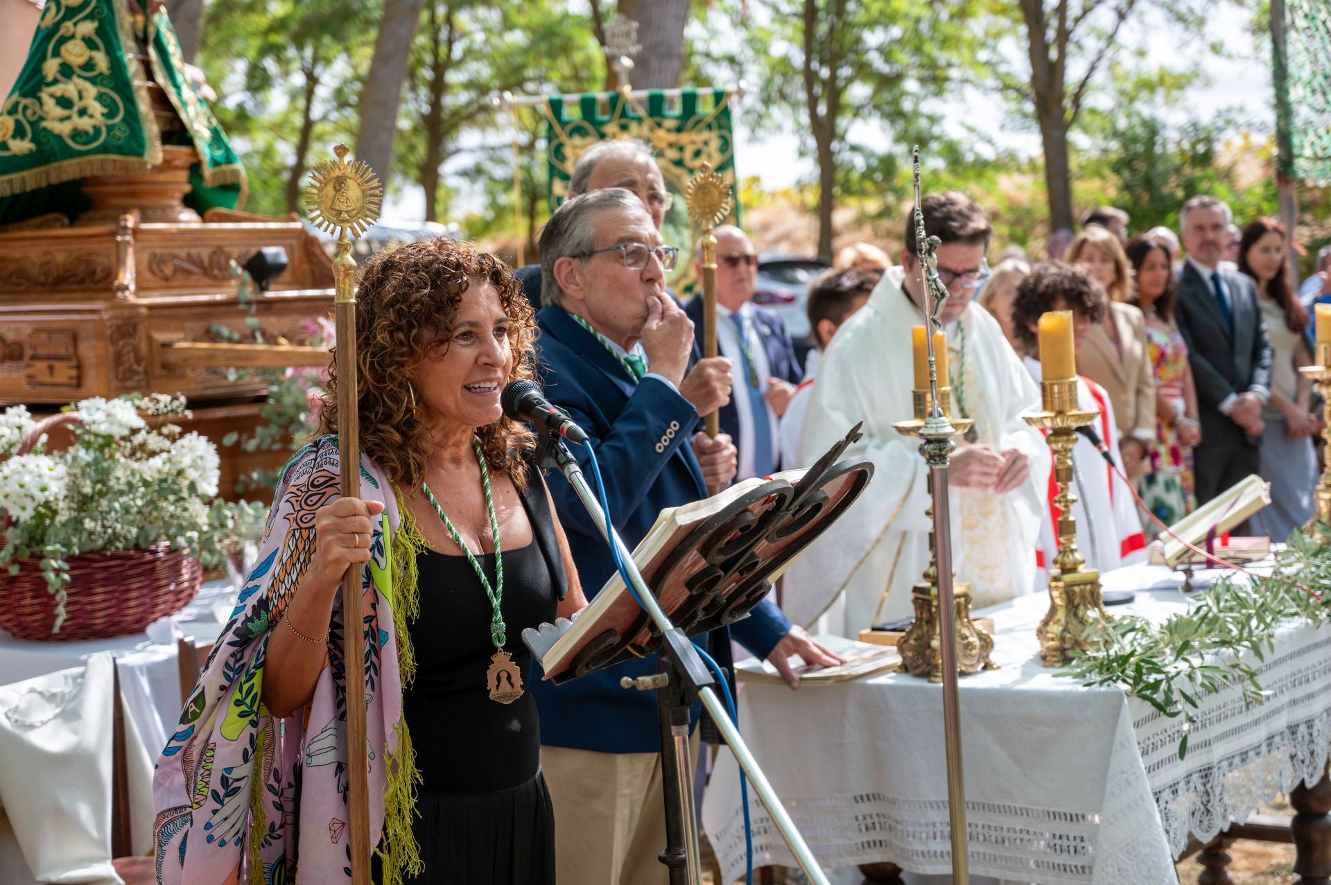 La Virgen de Carejas de Paredes protege a los niños bajo su manto