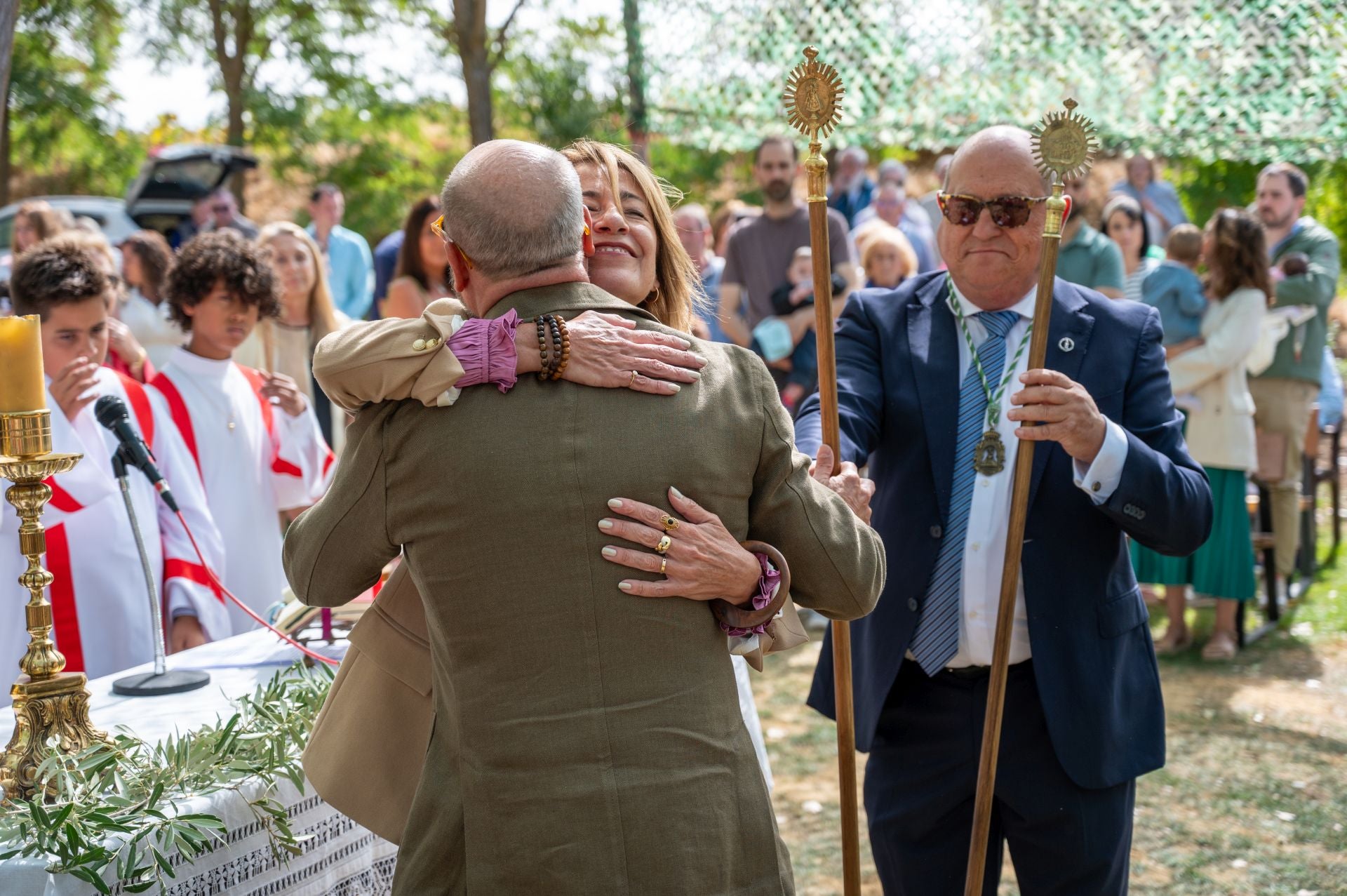 La Virgen de Carejas de Paredes protege a los niños bajo su manto