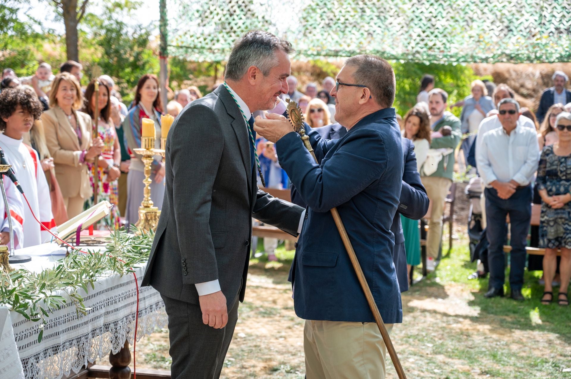 La Virgen de Carejas de Paredes protege a los niños bajo su manto