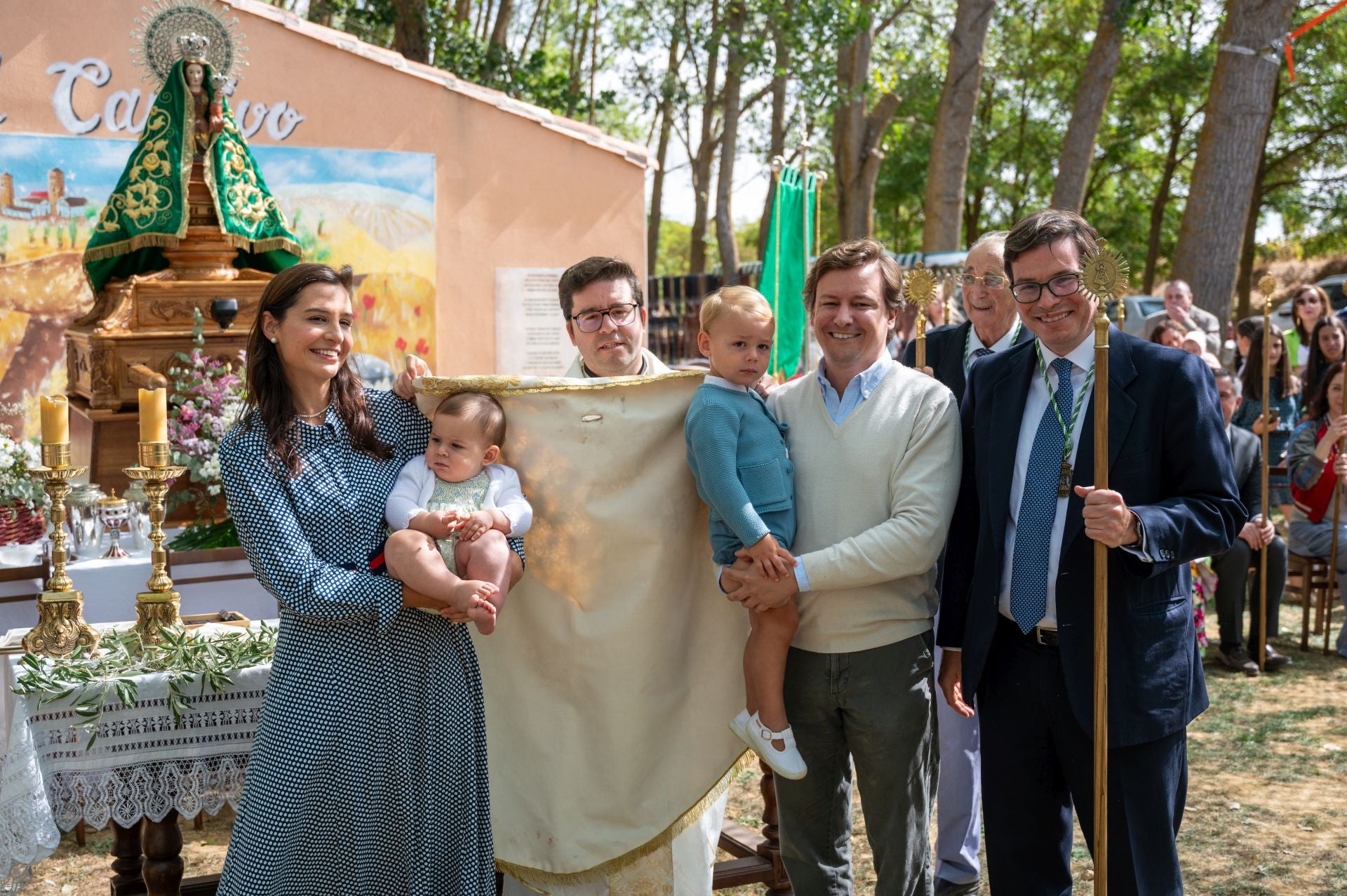 La Virgen de Carejas de Paredes protege a los niños bajo su manto