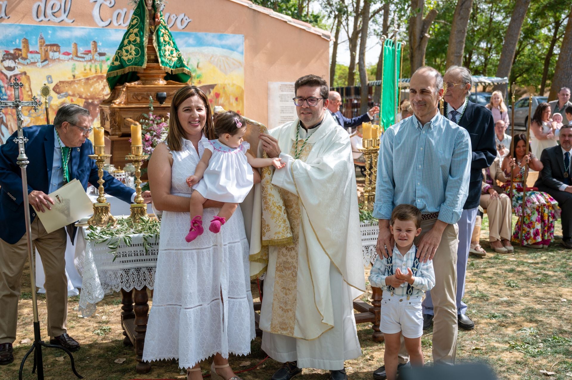 La Virgen de Carejas de Paredes protege a los niños bajo su manto