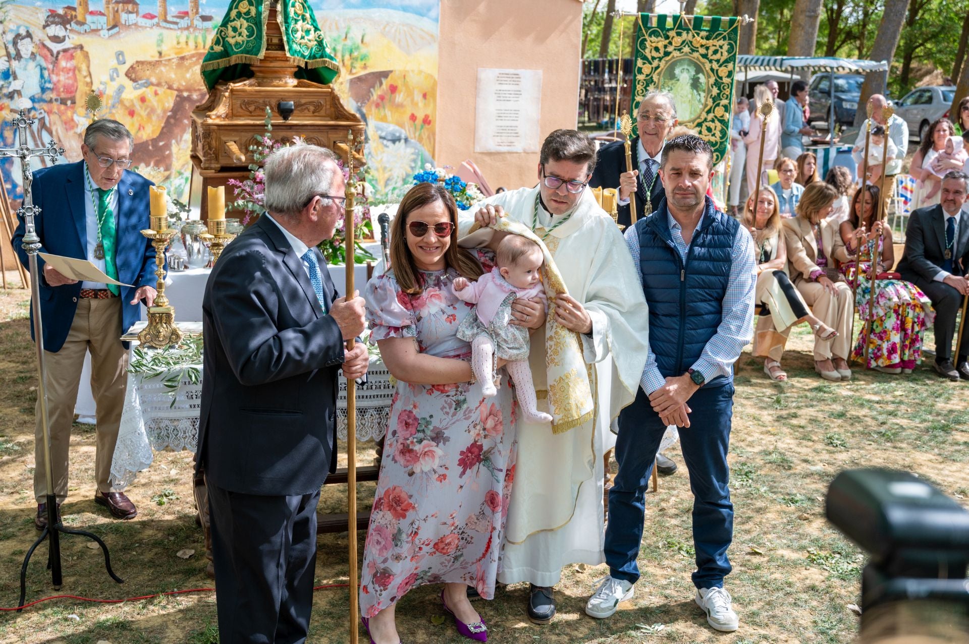 La Virgen de Carejas de Paredes protege a los niños bajo su manto