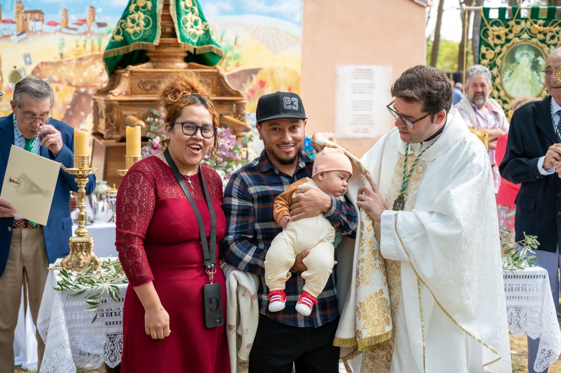 La Virgen de Carejas de Paredes protege a los niños bajo su manto