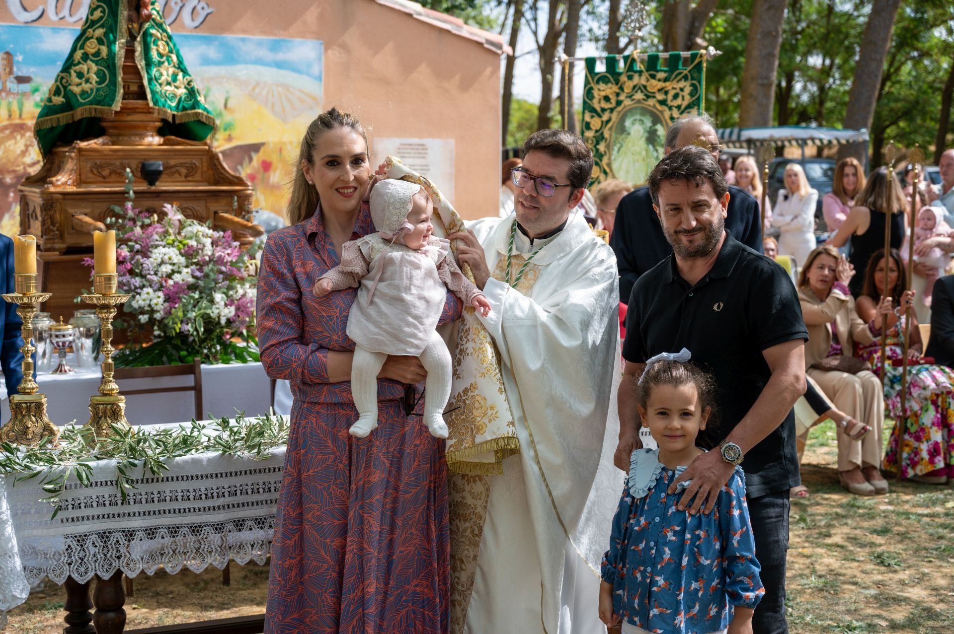 La Virgen de Carejas de Paredes protege a los niños bajo su manto
