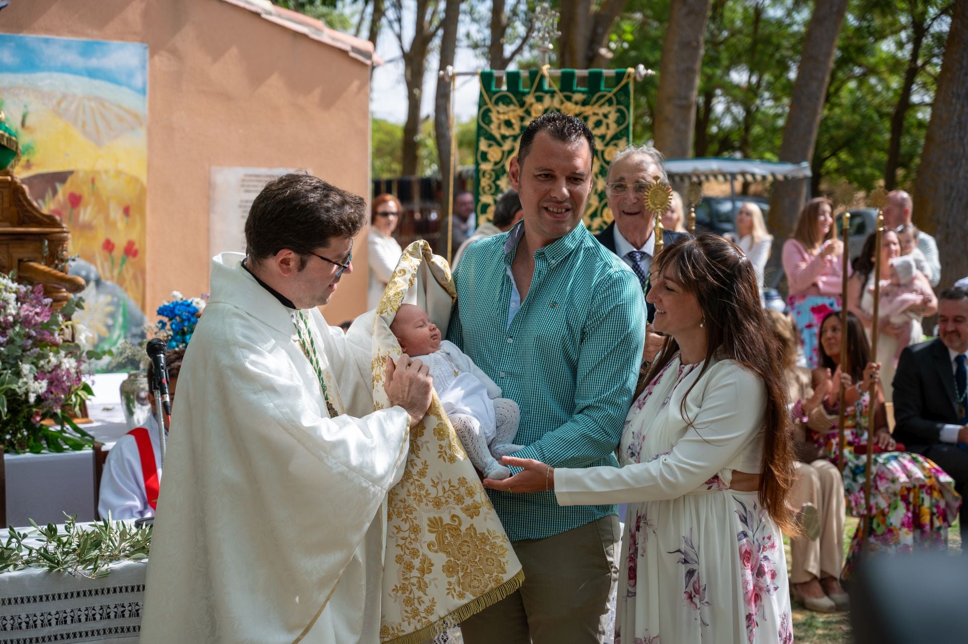 La Virgen de Carejas de Paredes protege a los niños bajo su manto