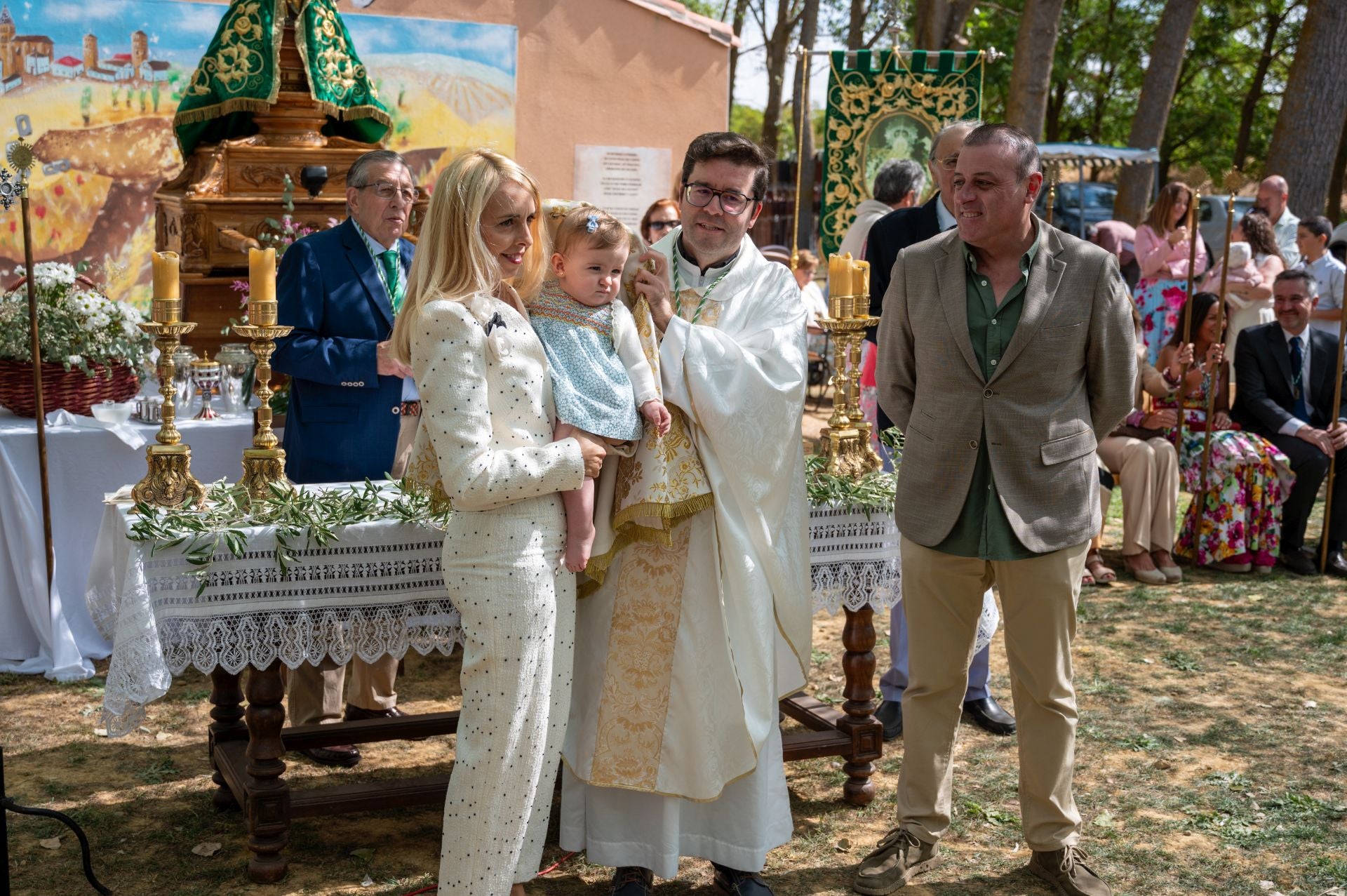 La Virgen de Carejas de Paredes protege a los niños bajo su manto