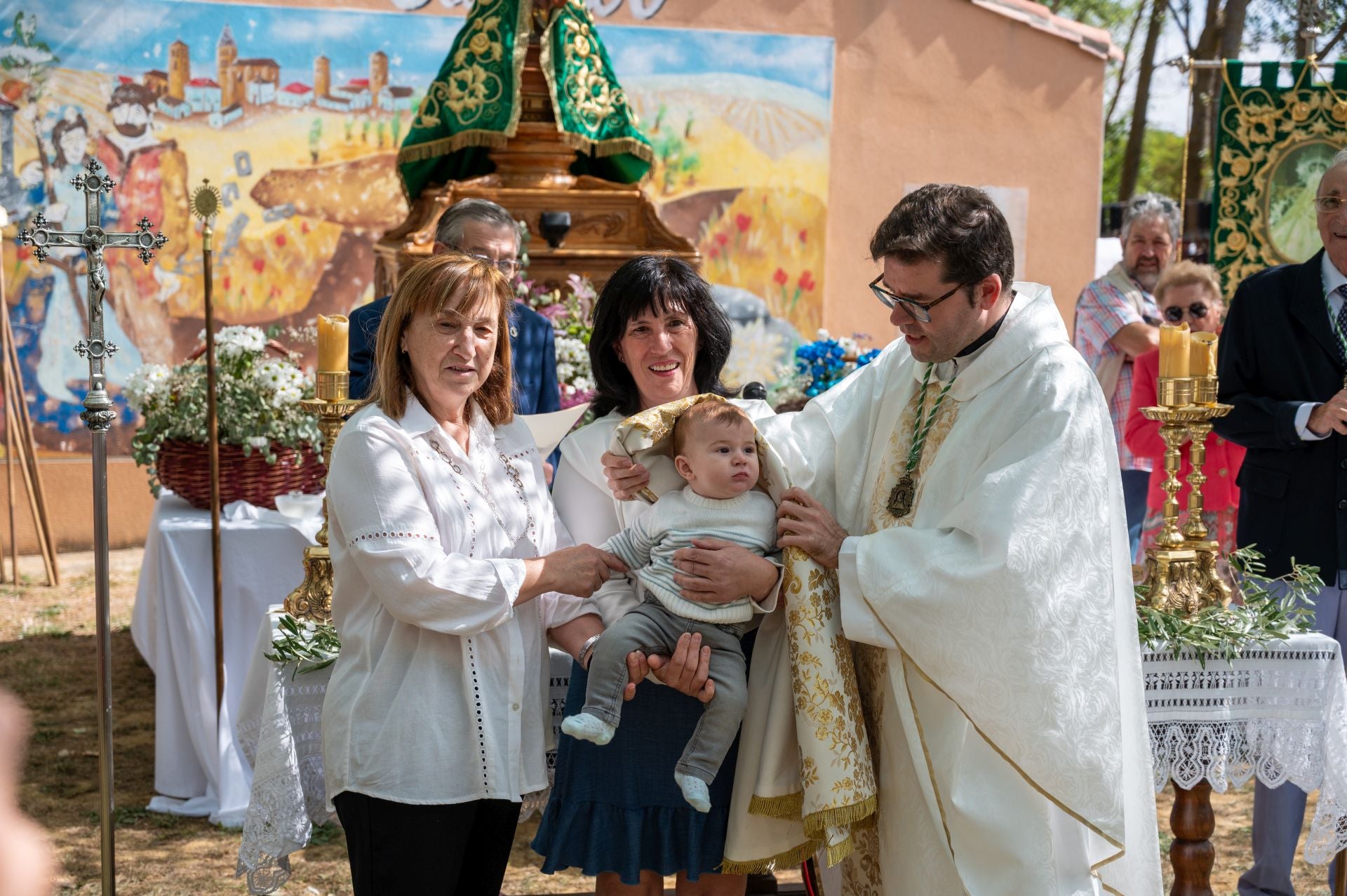 La Virgen de Carejas de Paredes protege a los niños bajo su manto