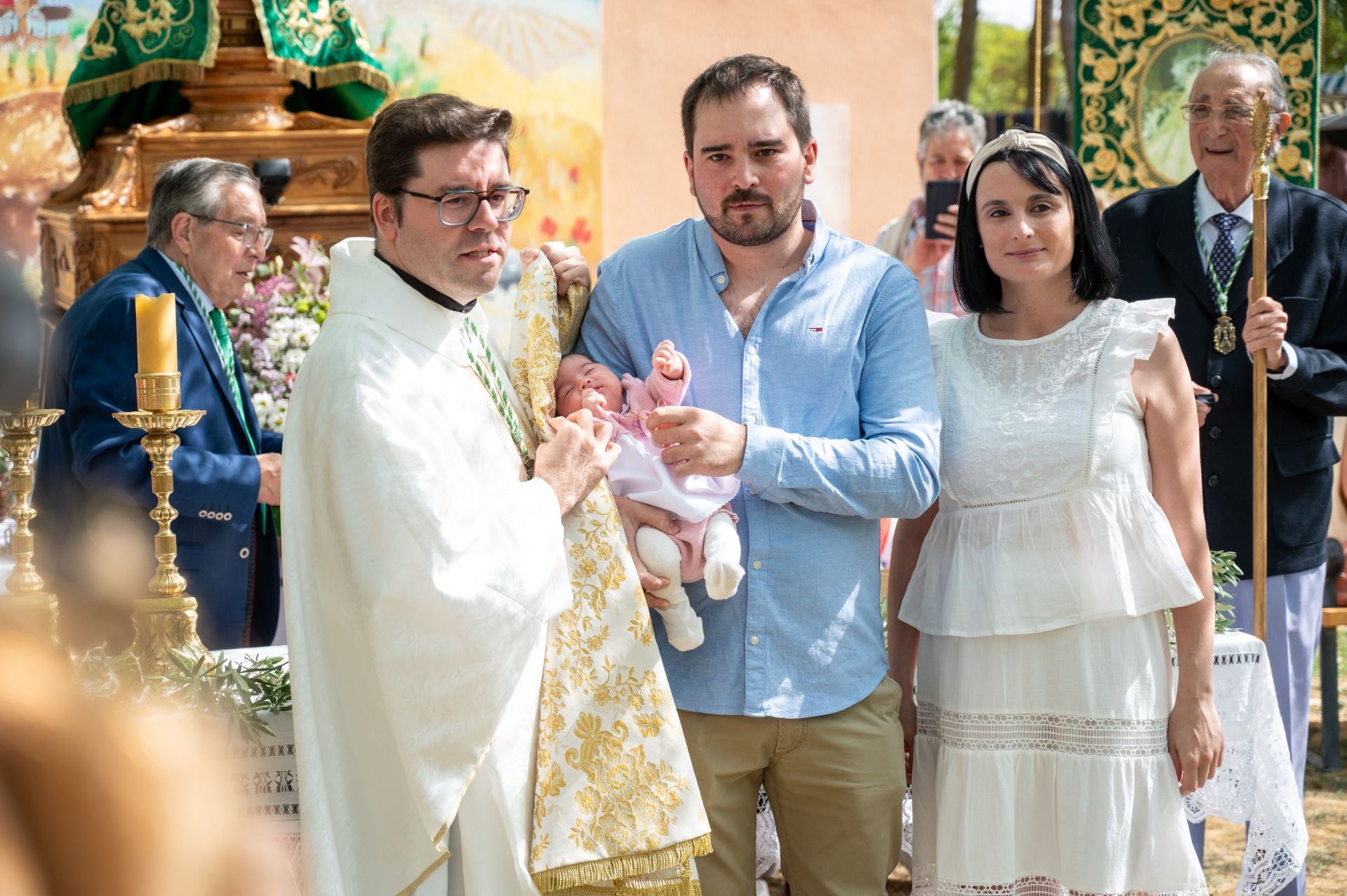 La Virgen de Carejas de Paredes protege a los niños bajo su manto