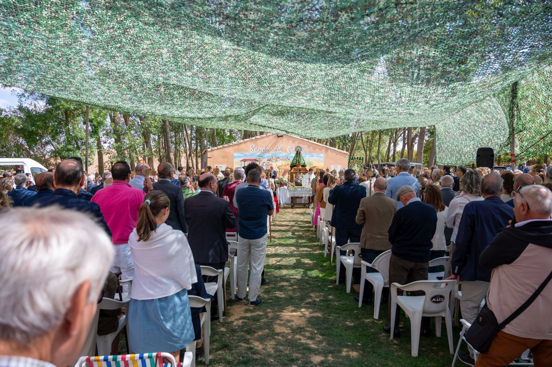 La Virgen de Carejas de Paredes protege a los niños bajo su manto