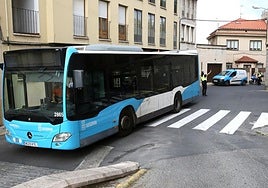 Autobús averiado este lunes al inicio de la calle Alamillo.