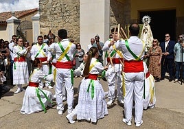 Los danzantes realizando uno de los lazos de su repertorio ante la imagen de la virgen