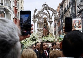 Dos móviles inmortalizan el paso de la Virgen de San Lorenzo durante la procesión.