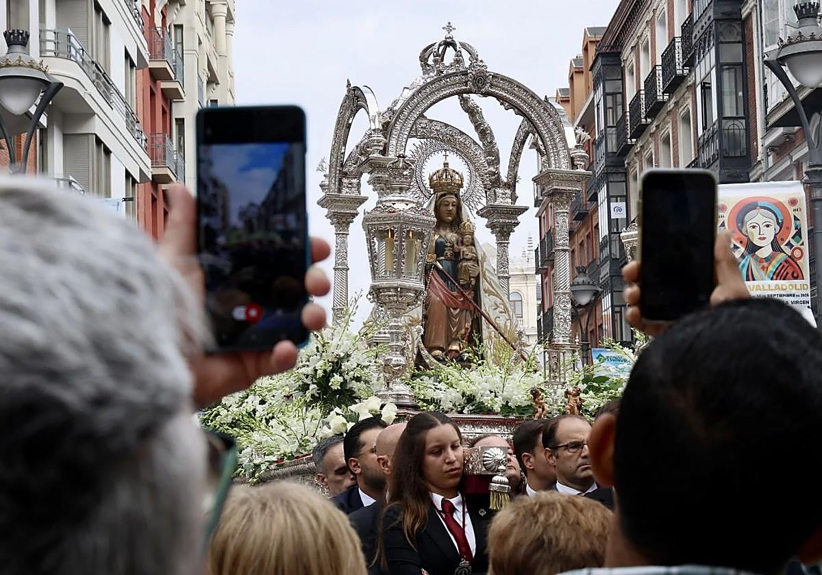 Dos móviles inmortalizan el paso de la Virgen de San Lorenzo durante la procesión.