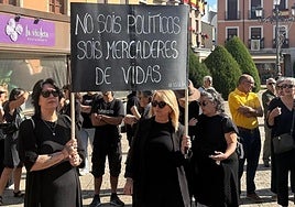 Dos mujeres sostienen una pancarta durante la protesta que se ha convocado durante el acto oficial del día grande de las fiestas de Ponferrada.