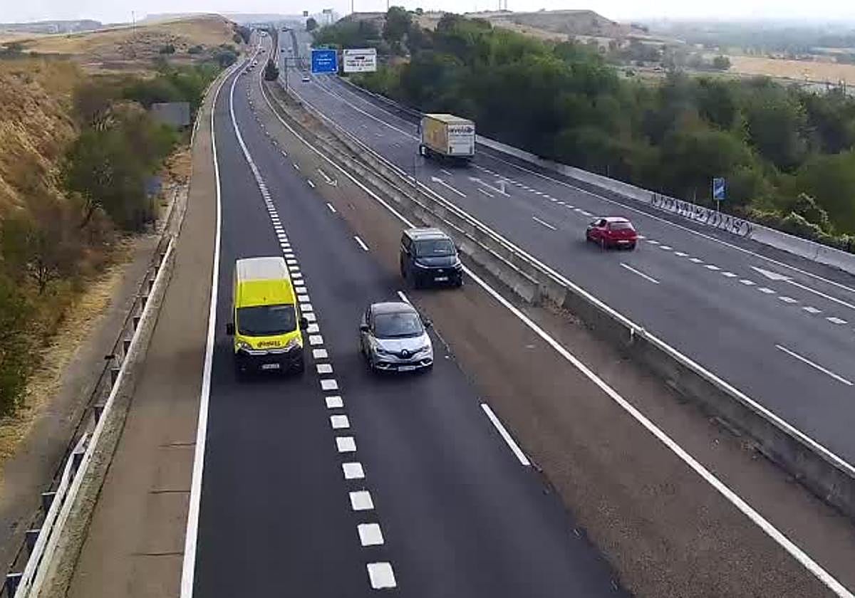 Estado de las circulación el lugar de la colisión múiltipe en la A-62 a primera hora de la mañana captado por las cámaras de la DGT.