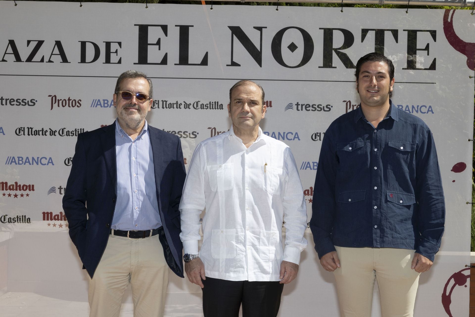 Ignacio José Ayestarán Martínez, de Oftalvisión, Miguel Vegas, presidente de la Junta de Cofradías, y Javier Ruiz, alcalde-presidente de la Cofradía de las Siete Palabras.