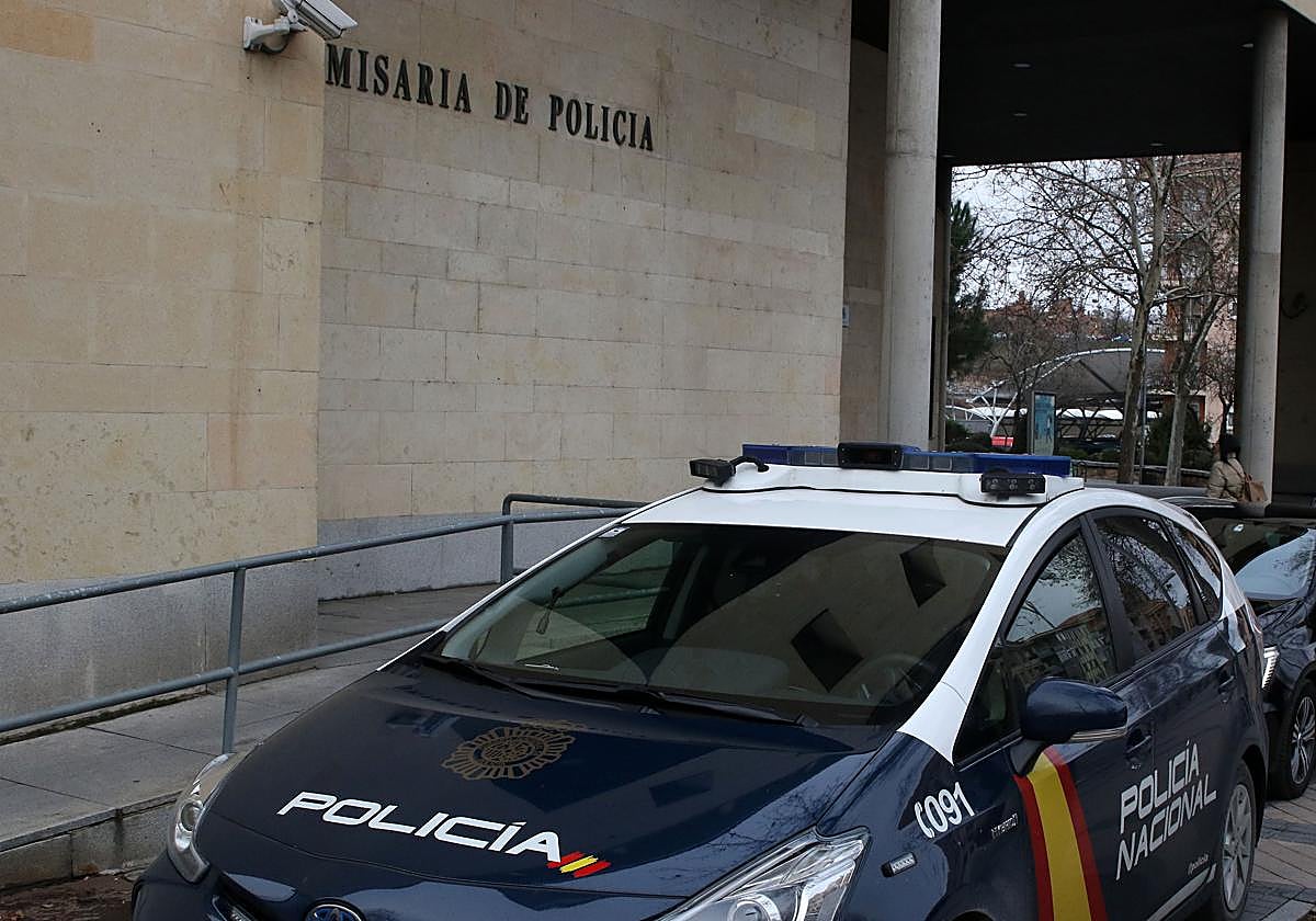 Coches de la Policía Nacional en la comisaría de Segovia.