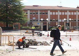 Obras en el entorno escolar del Tierno Galván, en Parquesol, en la primera semana de septiembre.