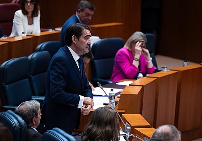 Suárez-Quiñones, en una de sus primeras respuestas, con la vicepresidenta Isabel Blanco al fondo.