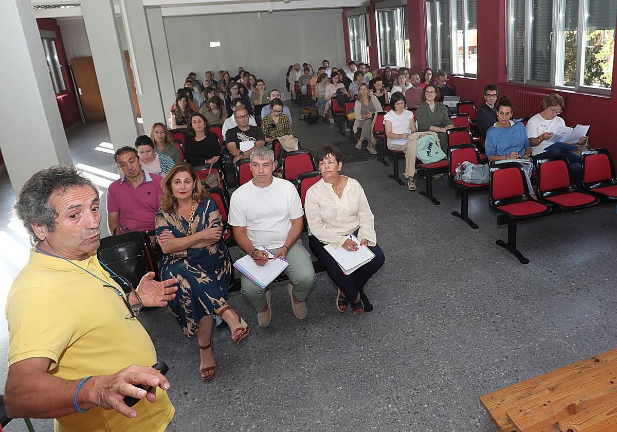 El catedrático Andrés González dirige la formación en el instituto Alonso Berruguete.