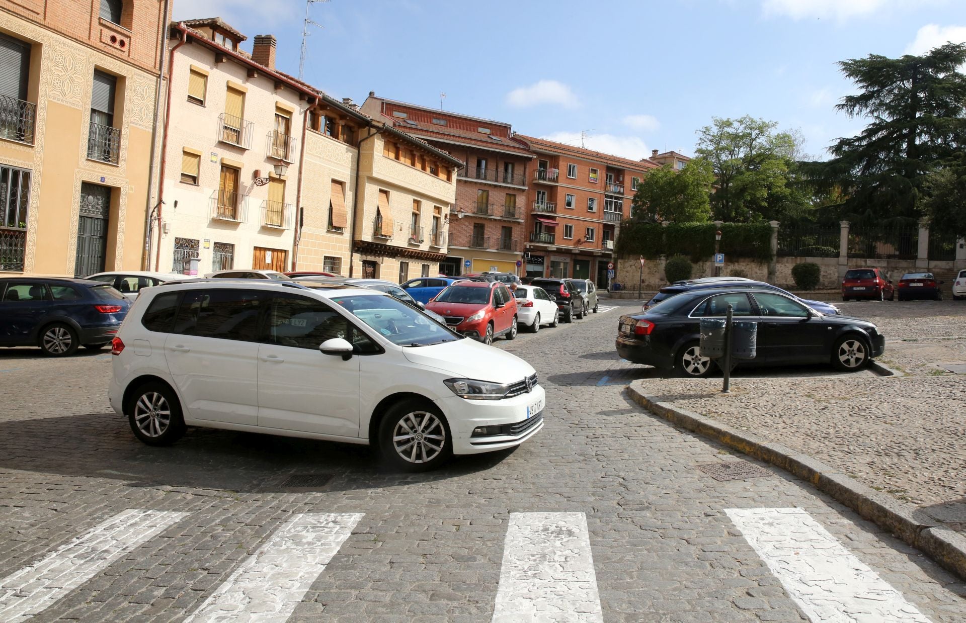 Un coche busca aparcamiento en la plaza de Día Sanz, en el barrio de El Salvador.